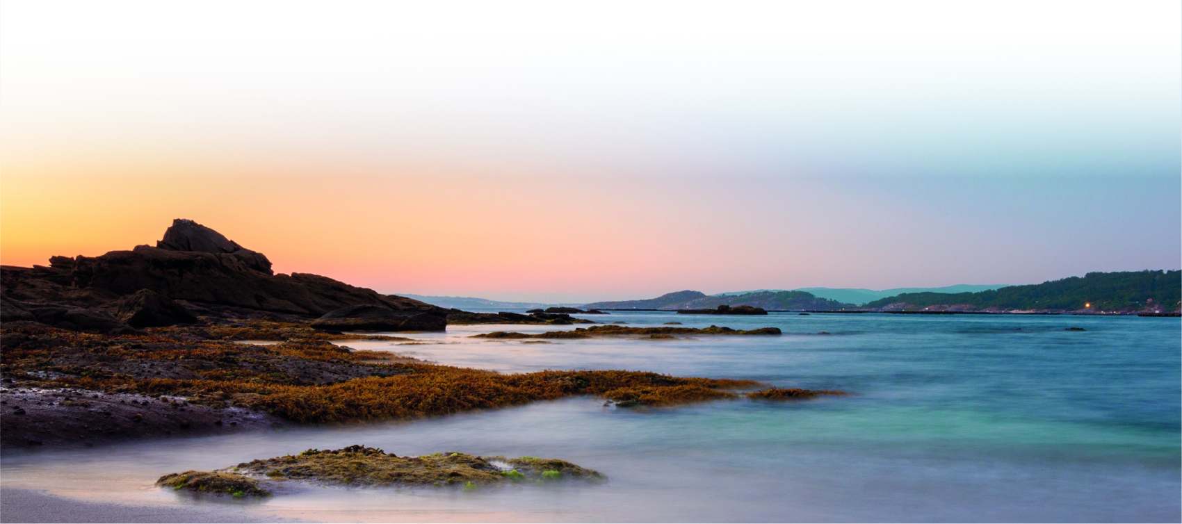 Atardecer sobre la costa rocosa de Iloca, frente a Hostería Donde Gilberto